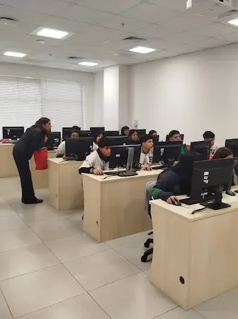 Alumnos en sala de computo