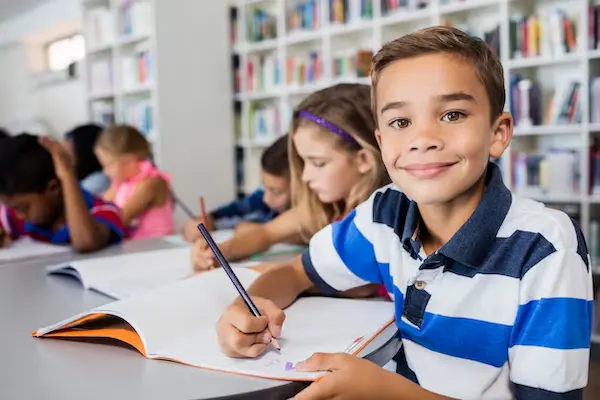 Alumno de primaria en salon