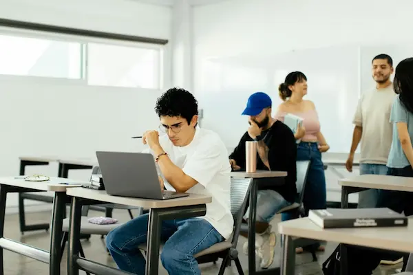 Cómo elegir entre las mejores IA para estudiantes según tu carrera