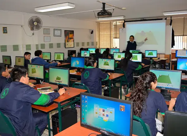 nuestro colegio de secundaria en la Victoria