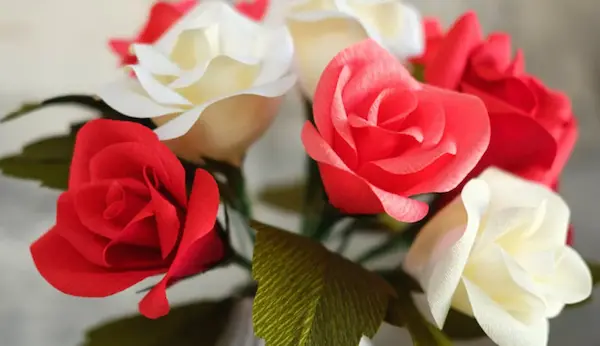 Flores hechas con papel crepé
