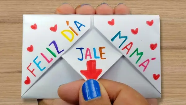 Tarjeta con sobres secretos y mensajes