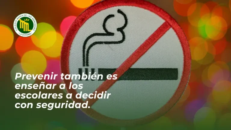 Señal de prohibido fumar con una frase sobre enseñar a los escolares a tomar decisiones seguras durante el Día del No Fumador.