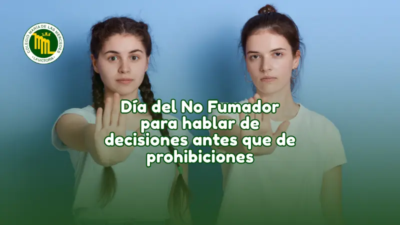 Dos adolescentes levantan la mano en señal de alto con un mensaje sobre el Día del No Fumador y la importancia de hablar de decisiones antes que prohibiciones.