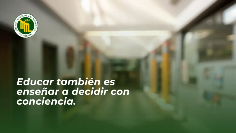Pasillo de colegio con una frase sobre educar para tomar decisiones con conciencia durante el Día del No Fumador.