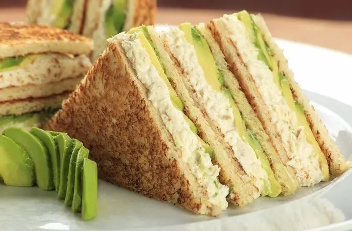 Sándwich de pollo deshilachado con palta