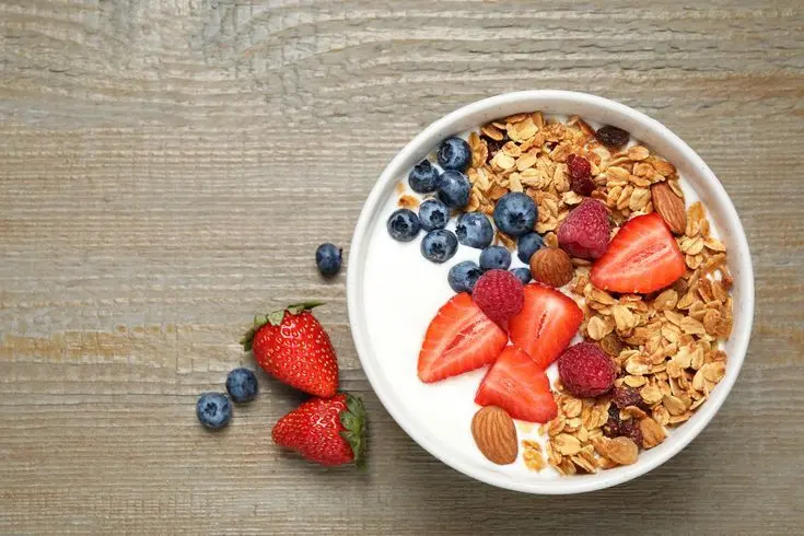 Yogur natural con granola artesanal